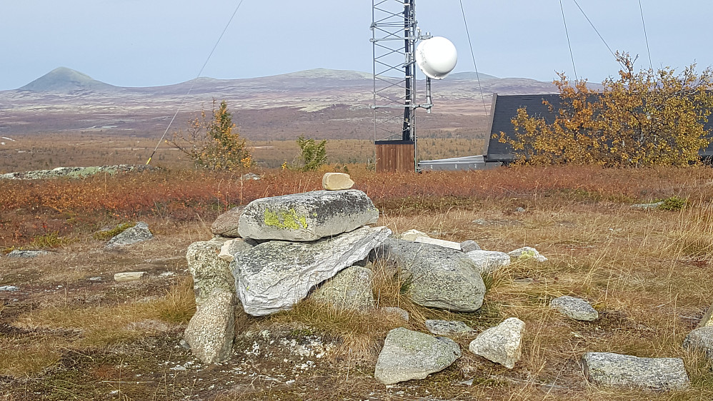 Trabelifjellet øst, med mast. Mot Muen.