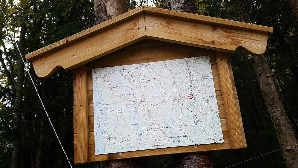 Infotavle om turstier i Hakkerud