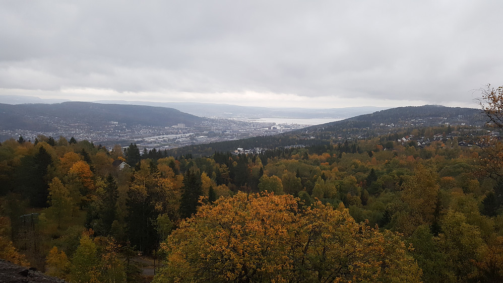 Mot Drammen og Drammensfjorden fra oppstigningen til Konnerudåsen