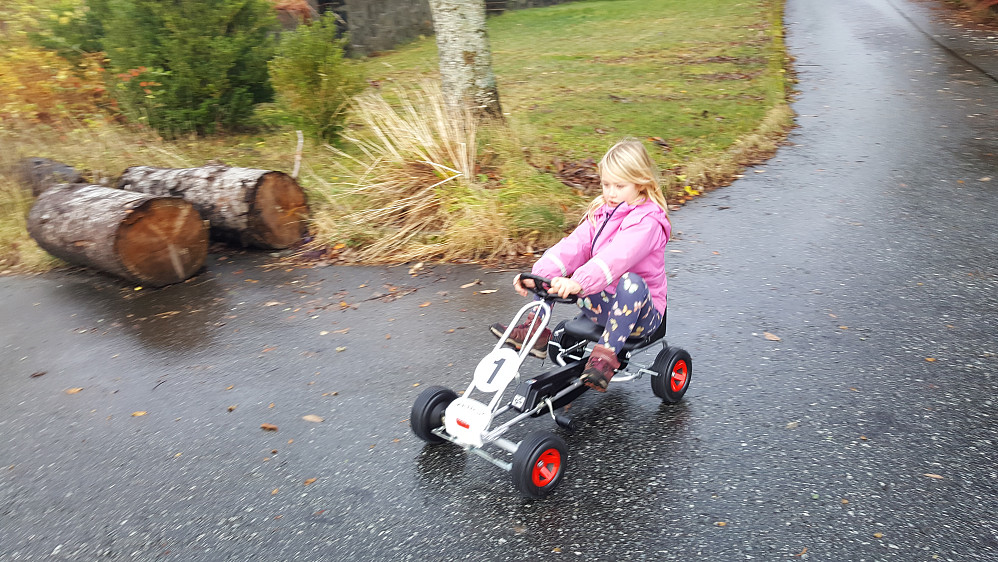 Mia med ny (gammel) bil