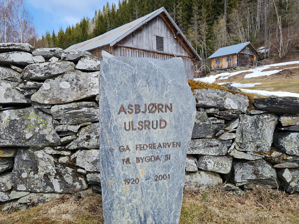 Minnestein over Asbjørn Ulsrud i Ulsrud