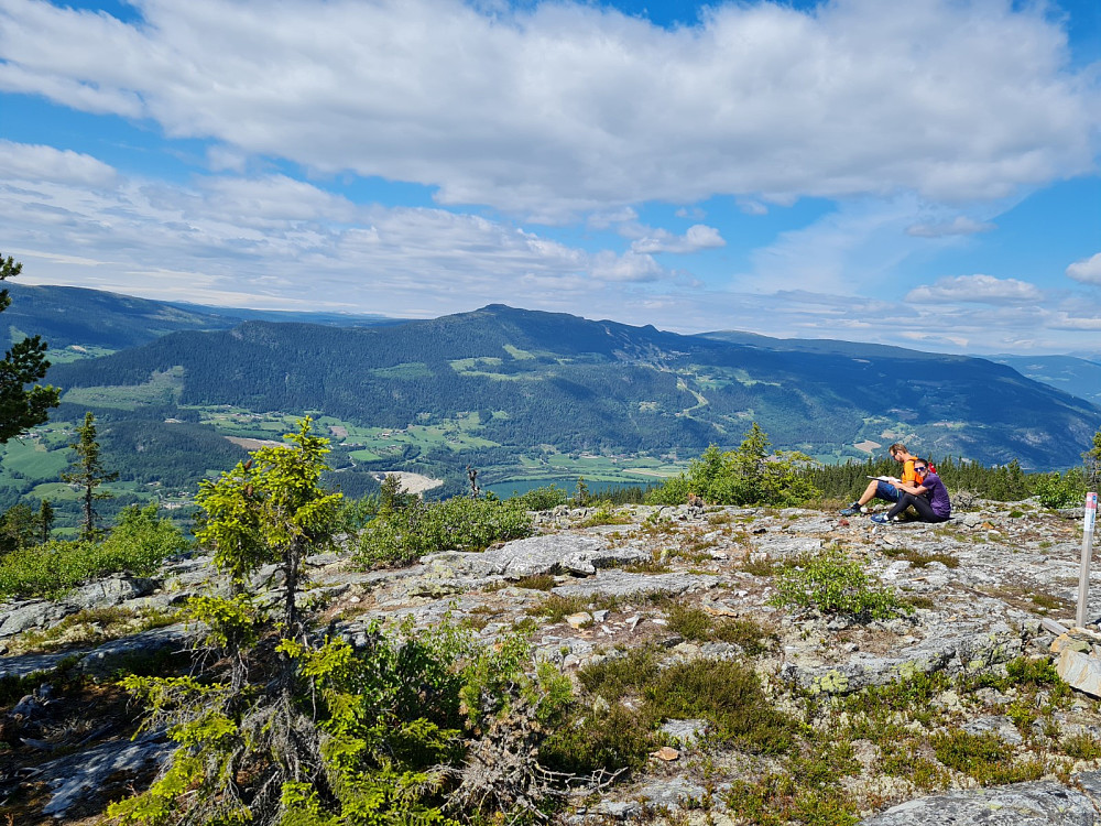 På toppen, mot Segelstadseterkampen og Kvitfjell