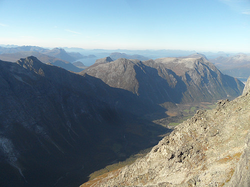 Nordvestover mot Romsdalsfjorden i bakgrunnen.