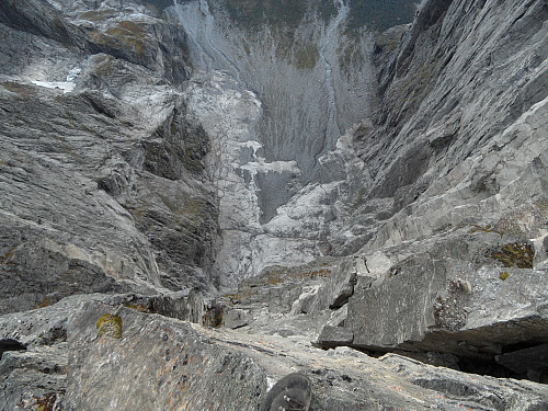 Mellom 800 og 1000 loddrette meter ned Trollveggen.
