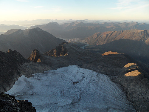 Adelsbreen nord for Trolltindane