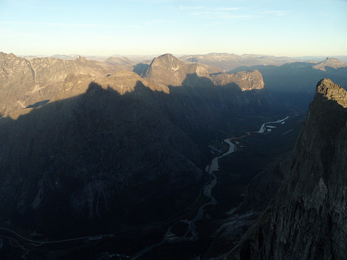 Skugge frå Trolltindane på nordsida av Romsdalen.