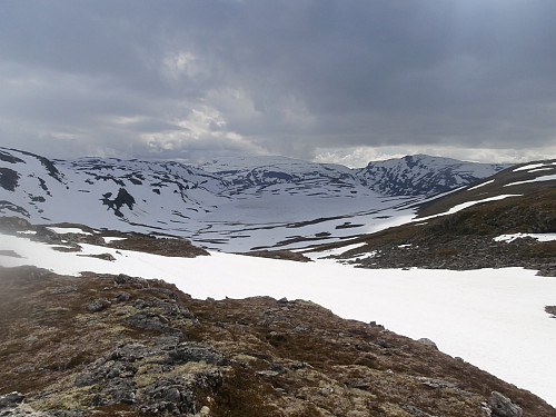 Sørvestover mot Fagerdalsvatnet 1107 moh med Skorafjellet og Mjølfjellet bak.