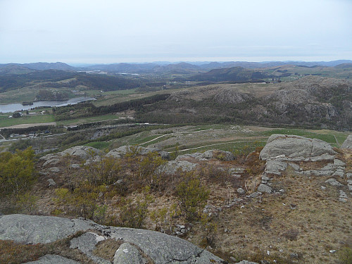 Nord-nordaust med austenden av Bråsteinvatnet og Krossfjellet.