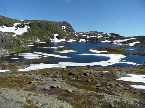 Snø- og isrester i vestenden av Midtnutevatnet 988 moh.