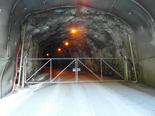 Stengt tunnel men smal åpning på sida.