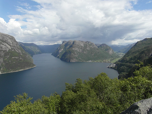Aust mot Frafjord og Dirdal t.h.