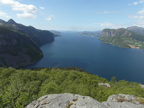 Høgsfjorden med Selvigstakken t.v. og Uburen t.h.