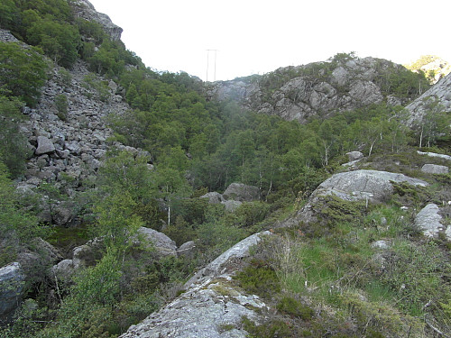 Steinur i skaret mellom Øykjafjellet og Vardafjellet.