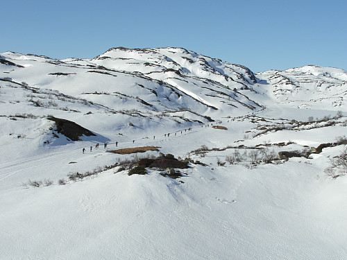 Løypa går over sommarvegen opp Kvislevasskardet nord for Kvislevassnuten.