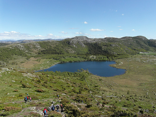 Søraust mot Revholstjørna og Bjørndalsfjellet i bakgrunnen.