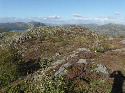 På toppen av Hagafjellet med utsyn austover med litt av Storaberget i bakgrunnen t.v.