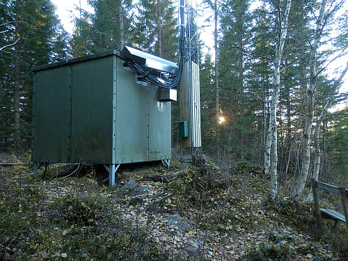 Toppen av Bjørndulu med mast og vardebok.