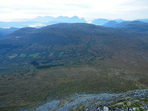 Ned nordsida av Hjelmen. Slætta og Tundra-myra der nede og Blåfjellet på andre sida.