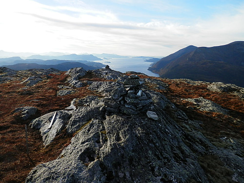 På toppen med Korsnesfjorden i bakgrunnen.