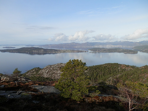 Utsikt nordover mot øyane Idse og Idsal med Tau og Jørpeland i bakgrunnen.