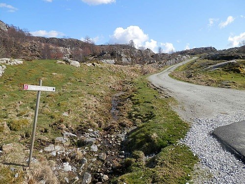 Ved Trongsla der det er skilta mot Faureknuten.