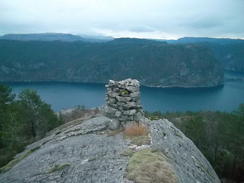 Utsiktspunkt sør på Eidaåsen med utsyn over Jøsenfjorden og Tøtlandsvika lengst t.h.