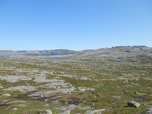 Aust-søraust mot Trollgarden som kan skimtes midt i bildet.