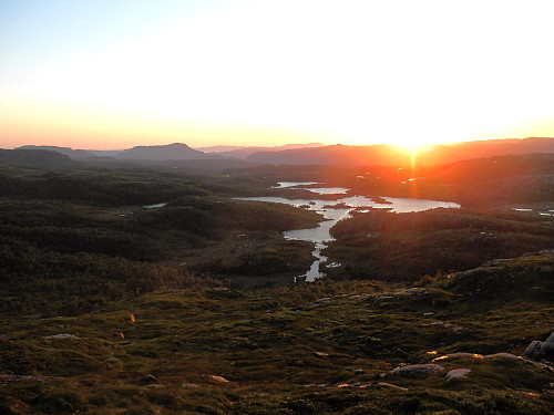 Utsyn over Holmavatnet med kveldens siste solstråler ca kl 22.30.
