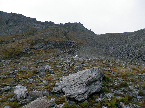 Slitt raudmaling viser veg opp fjellsida.