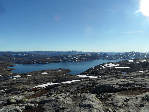 Sør-søraust med utsyn over Skjerjavatnet. Kvitanosi ses i midten lengst bak.