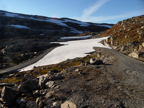 Snøfonn over vegen i den skarpe svingen sør for Sørdalsfjellet.