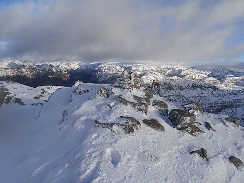Liten varde på toppen av Bratteberga og utsikt innover Frafjordheiane.