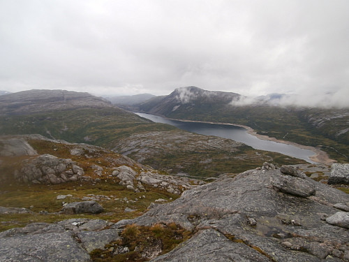 Litt opp i høyden med tilbakeblikk over Strandavatnet med Strandvassknuten bak.