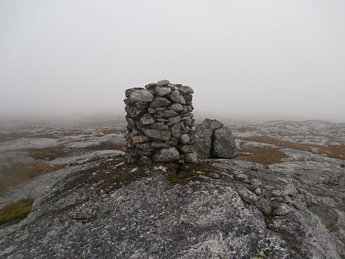 Varden på Urafjellet, men såg ikkje bolter til trigpunktet her.