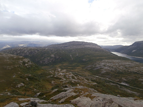 Sørvest mot Siriknuten med litt av Kjeragmassivet bakanfor.
