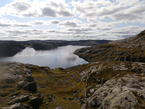 Utsyn over Stora Blåfjellvatnet med Svarthei-toppane i bakgrunnen.