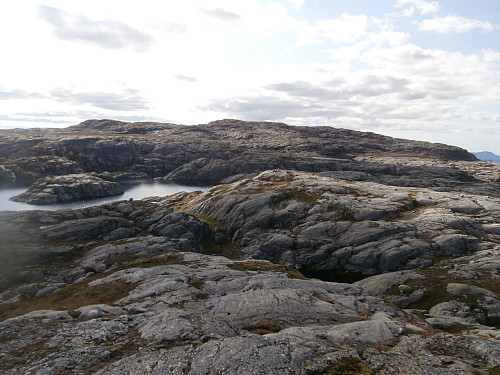 Mykje lettgått svaberg mellom Stora Blåfjellvatnet og Trolltjørna.