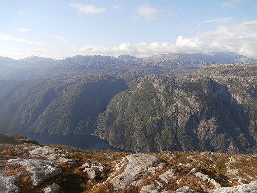 Litt av Hylsfjorden og Lingvongfossen på nordsida.