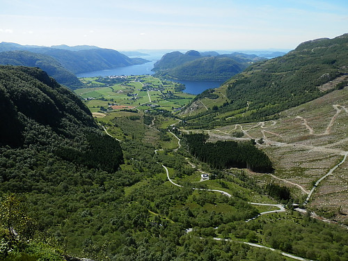 På utsiktspunkt på vestsida av Stiganibba med utsikt utover mot Årdal.