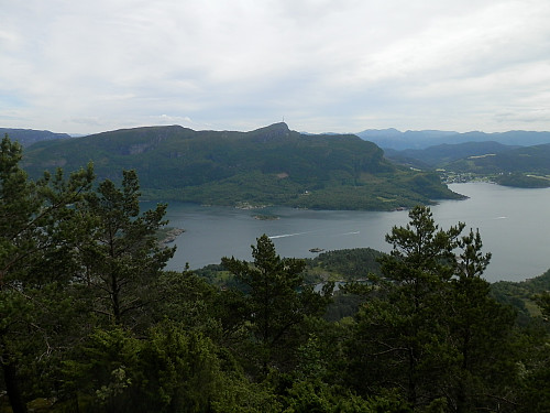 Utsikt over Fisterfjorden og Lauvåsen/ Fistersenderen 502 på andre sida.