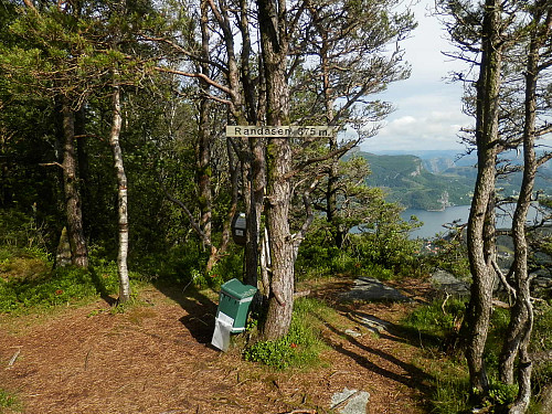 Postkasse med vardebok på utsiktspunkt på sørsida av Randåsen.