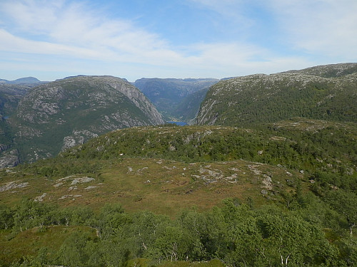 På veg opp mot Nordraheia. Ser mot Førrebotnen inderst i Jøsenfjorden.