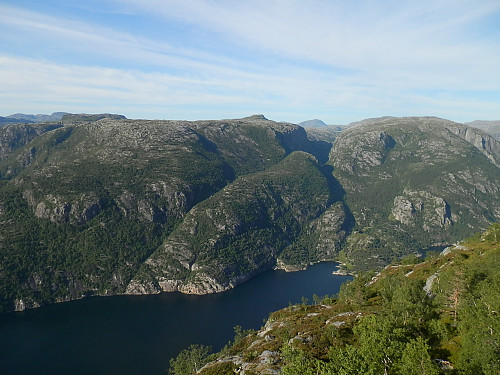 På et annet utsiktspunkt over Jøsenfjorden med Skjølsknuten og Napen lengst bak.