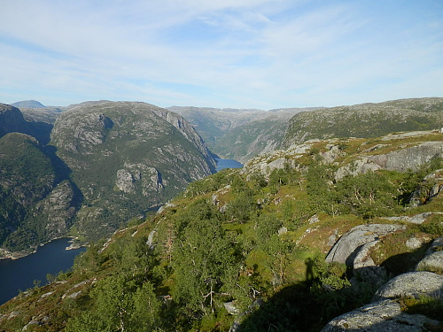 Mot Førrebotnen midt i bildet. Napen 1350 i bakgrunnen lengst t.v.