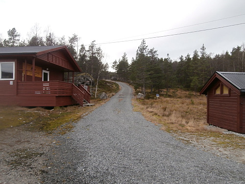 Grusvegen forbi hytte ved Furevatnet er stengt med kjetting.