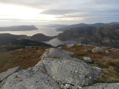 Trigpunktet på 516 moh med utsikt over Hjelmelandsfjorden og Ombo t.v.