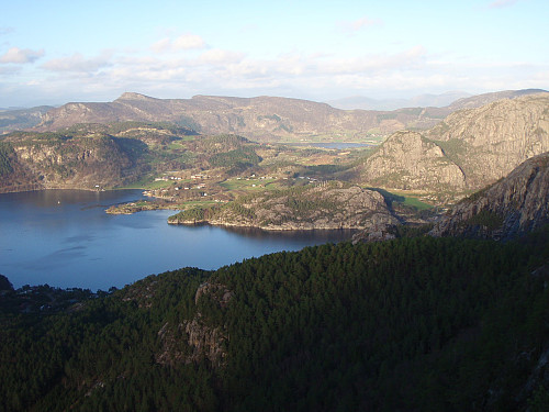 Årdalsfjorden og Nessa.
