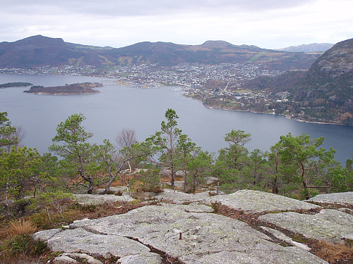 Utsikt over Botnefjorden og Jørpeland. Longaberg 455 bak og Barkafjellet 419 t.v.