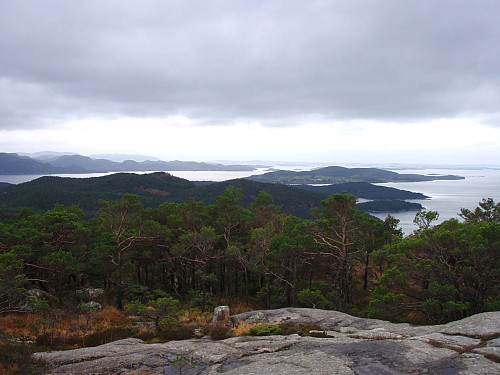 Utsikt vest-sørsvest med Idse og Idsefjorden i høyre bildehalvdel.