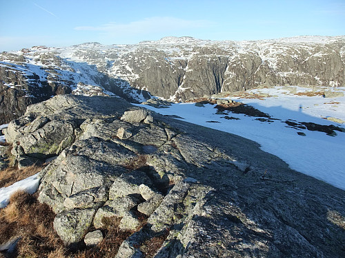 Trigpunkt 856 m med jernbolt t.h. for den litle ispodlen. Fjellsenden 1101 i bakgrunnen.